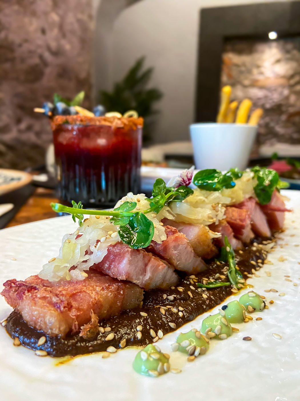 Tiradito de pork belly en mole rojo
